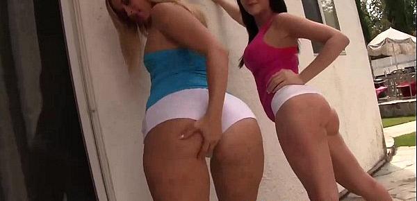  Babes twerk and camel toe